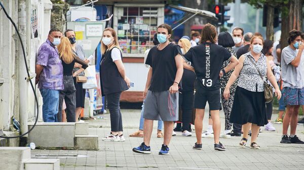 Эпидемия коронавируса - ПЦР тестирование, жители ждут в очереди в масках - Sputnik Грузия