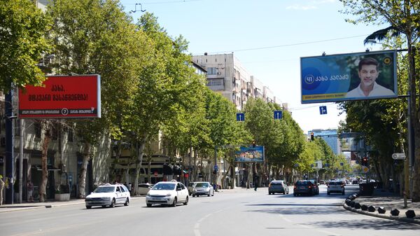 Предвыборная реклама в Тбилиси в Сабуртало - баннер правящей партии Грузинская мечта, Каха Каладзе - Sputnik Грузия
