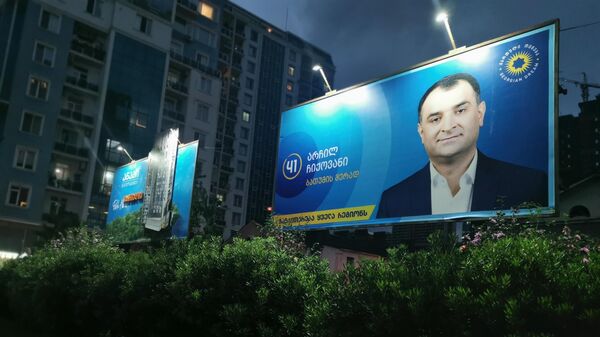 Правящая партия Грузинская мечта - предвыборная реклама в Батуми, Арчил Чиковани - Sputnik Грузия
