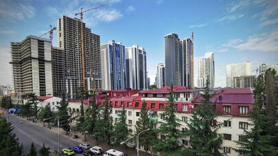 Вид на город Батуми в солнечный день