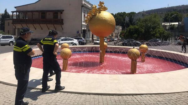 Полицейские у фонтана у здания правительственной администрации - Sputnik Грузия