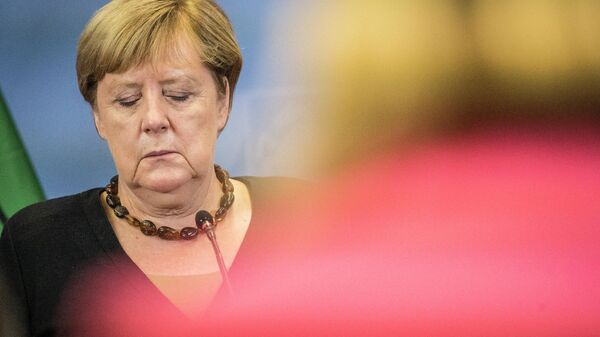 Ангела Меркель с закрытыми глазами на пресс-конференции - Sputnik Грузия