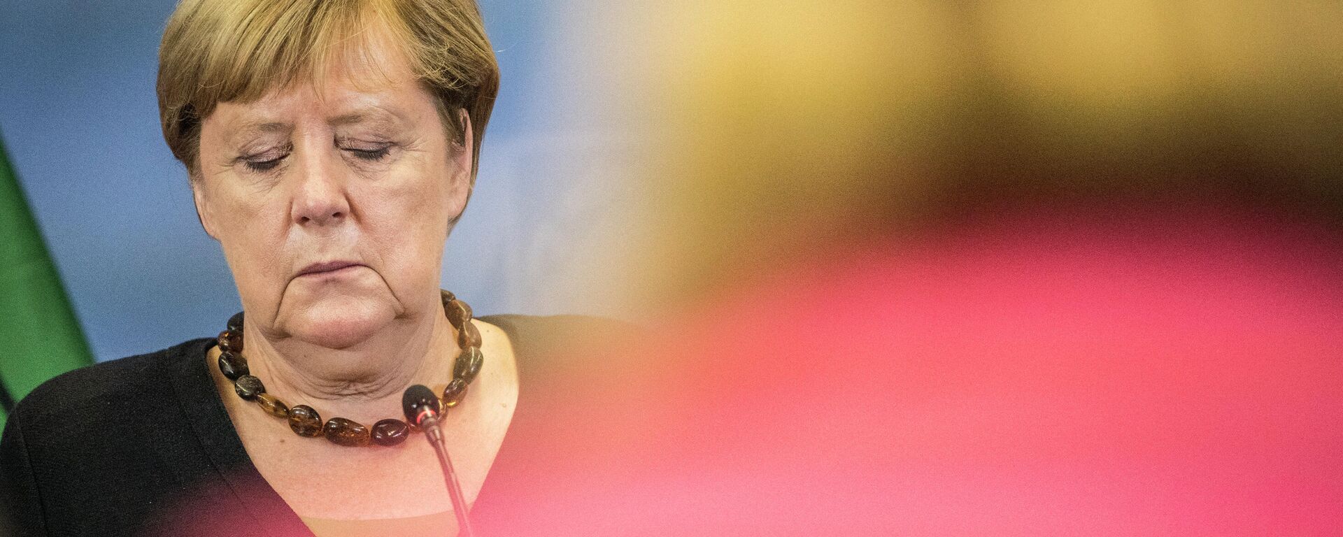 Ангела Меркель с закрытыми глазами на пресс-конференции - Sputnik Грузия, 1920, 06.09.2021