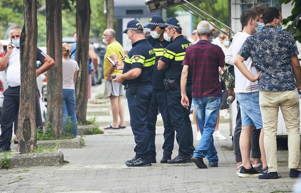 Патрульная полиция теперь следит за тем, как соблюдаются ограничения в период пандемии и выписывает штрафы - Sputnik Грузия