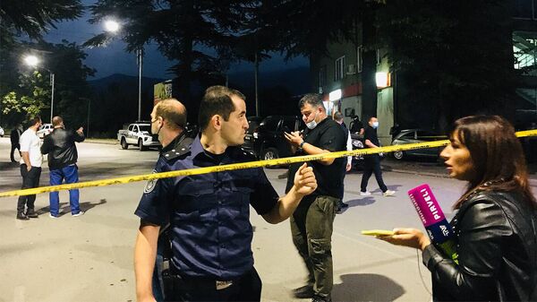 Полиция и журналисты на месте нападения на филиал Банка Грузии в городе Кварели - Sputnik Грузия