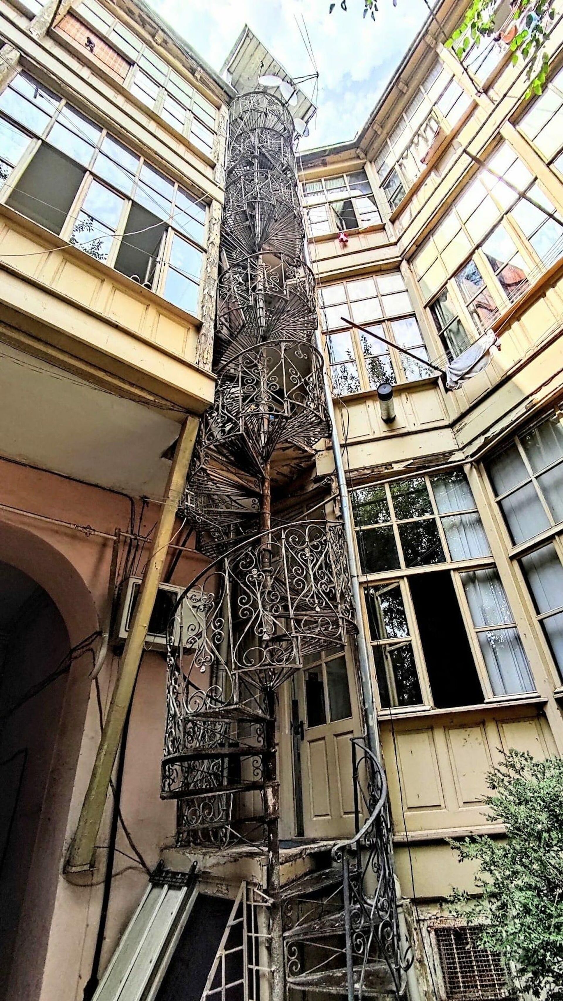 Лестница в одном из верийских дворов - Sputnik Грузия, 1920, 10.09.2021