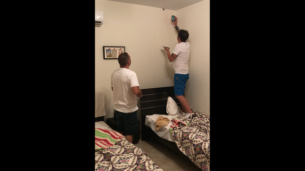 Трое мужчин встретили в гостинице паука и проиграли ему в неравной схватке – смешное видео - Sputnik Грузия