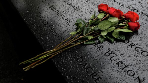 Цветы в память о погибших - мемориал памяти жертв теракта 9/11 - Sputnik Грузия