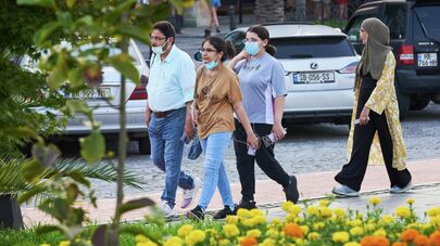 Эпидемия коронавируса - туристы на улице в масках