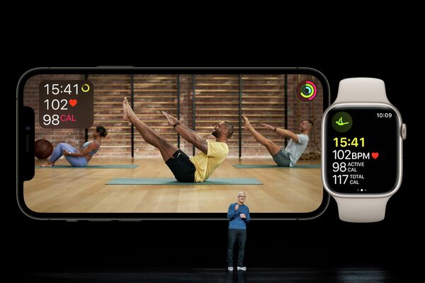 У Apple Watch седьмой серии дисплей стал больше, экраны - ярче. Также обновлен функционал. - Sputnik Грузия