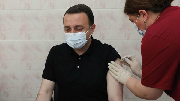 Ираклий Гарибашвили проходит вакцинацию препаратом Pfizer - Sputnik Грузия