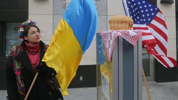 Девушка с украинским флагом у посольства США в Киеве  - Sputnik Грузия