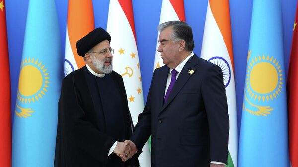Президенты Таджикистана и Ирана Эмомали Рахмон и Ибрахим Раиси - Sputnik Грузия