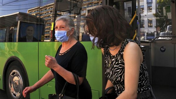 Эпидемия коронавируса - женщины в масках выходят из автобуса - Sputnik Грузия