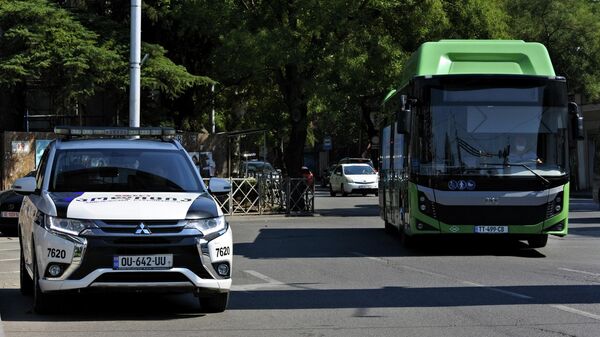 Пассажирский автобус MAN и патрульная полиция в районе Авлабари - Sputnik Грузия