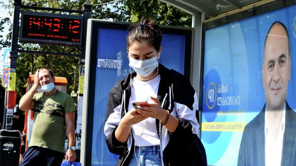 Эпидемия коронавируса - люди на улице в масках - Sputnik Грузия