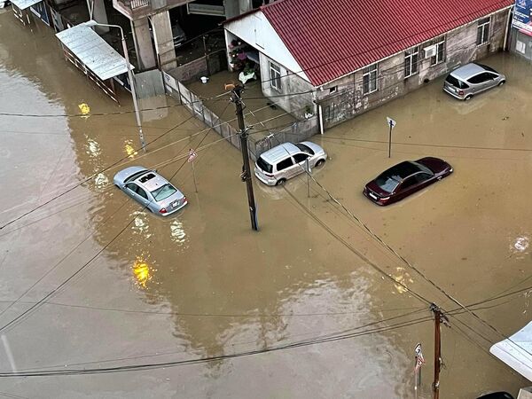 Ливневые стоки не справляются с большими потоками воды, это приводит к настоящему наводнению в городе. - Sputnik Грузия