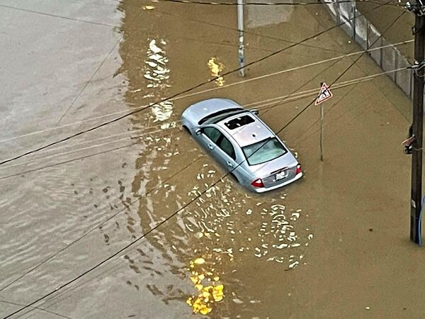 Несмотря на залитые водой улицы, по ним пытались проехать некоторые автомобили. Некоторым водителям не повезло. - Sputnik Грузия