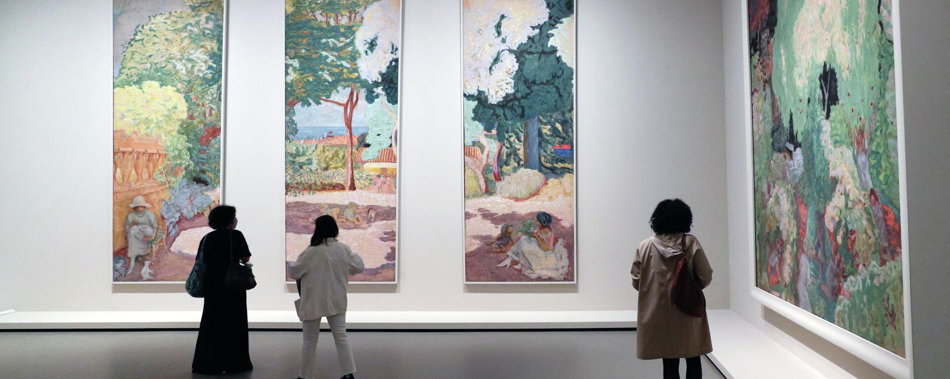 Посетители смотрят на картины французского художника Пьера Боннара во время пресс-показа выставки коллекции братьев Морозовых в Фонде Louis Vuitton в Париже - Sputnik Грузия, 1920, 22.09.2021