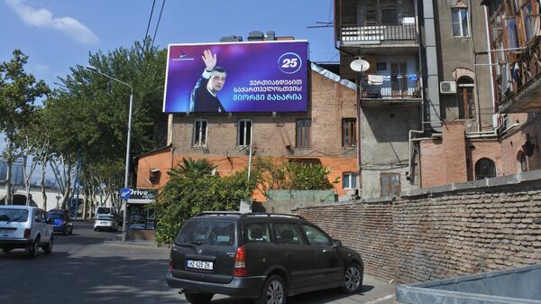 Предвыборная реклама  - баннер партии За Грузию Георгия Гахария с его портретом - Sputnik Грузия