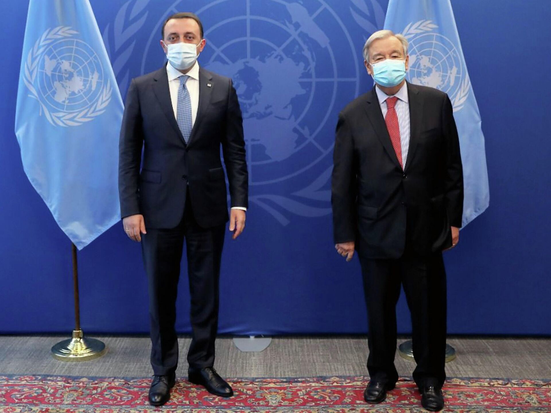 23 февраля оон. Голубой куб встреча президентов ООН. Генеральный секретарь ООН В полный рост. Медаль ООН по Грузии.