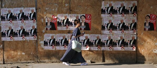 Много предвыборных плакатов небольшого формата расклеили на городских заборах активисты партии &quot;Альянс патриотов Грузии&quot;.  - Sputnik Грузия