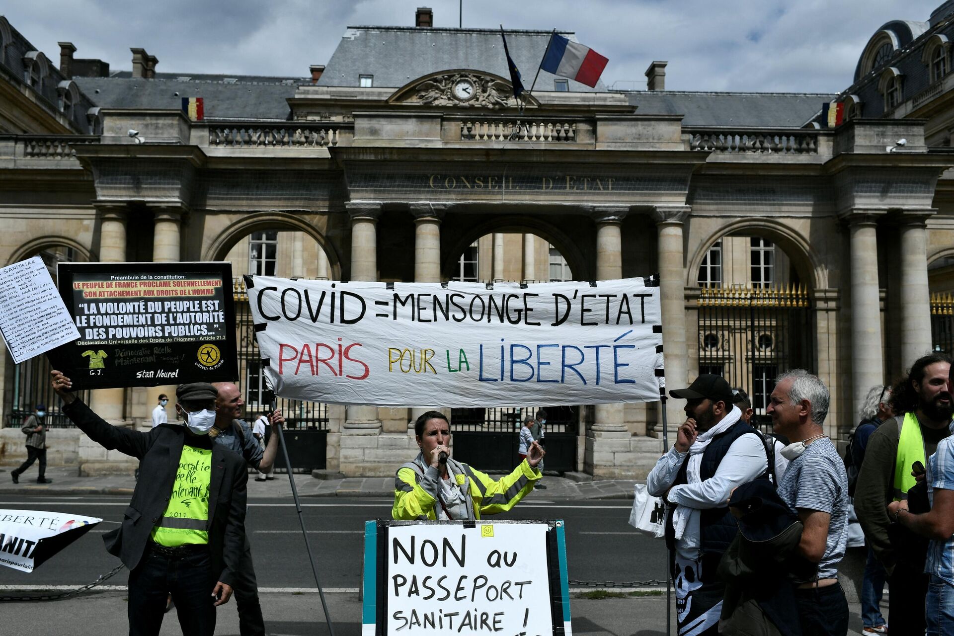 Протесты в Париже против ограничений и запретов из-за коронавируса COVID 19 - Sputnik Грузия, 1920, 26.09.2021