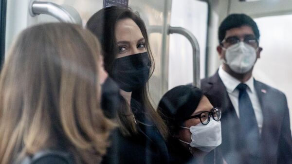 Анджелина Джоли в маске во время пандемии коронавируса - Sputnik Грузия