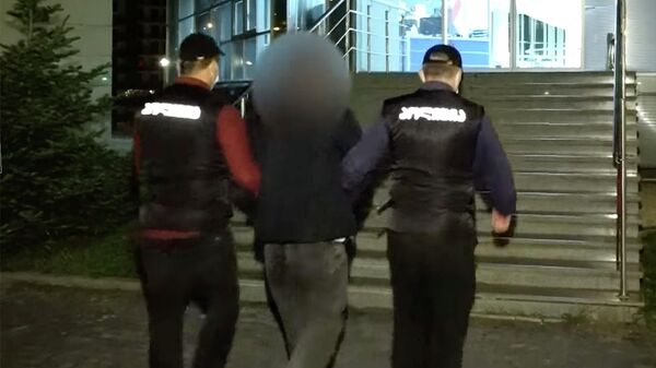 Полицейские доставляют задержанных в отделение - Sputnik Грузия
