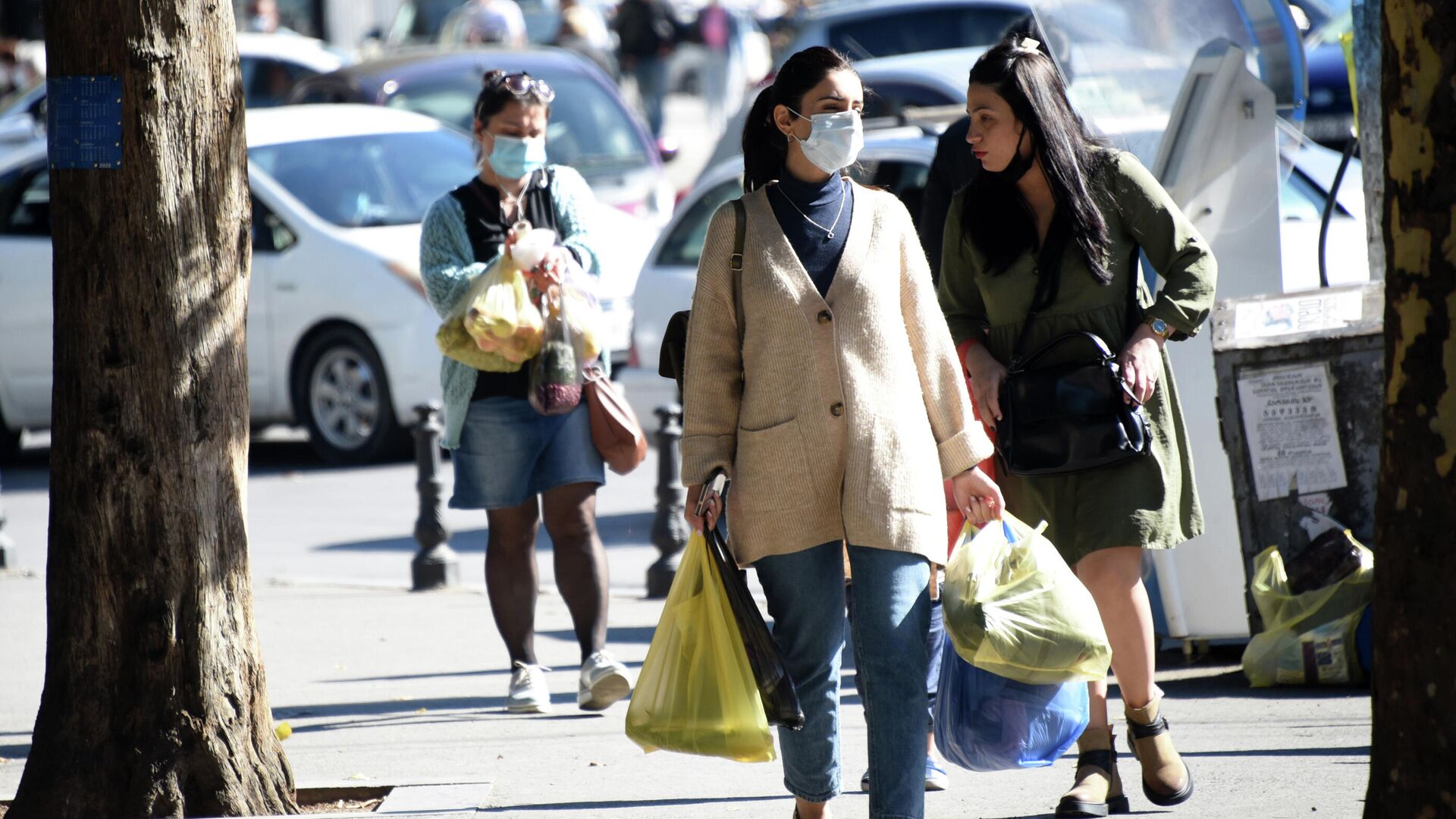 Эпидемия коронавируса - люди на улице в масках с покупками из магазина - Sputnik Грузия, 1920, 04.03.2022
