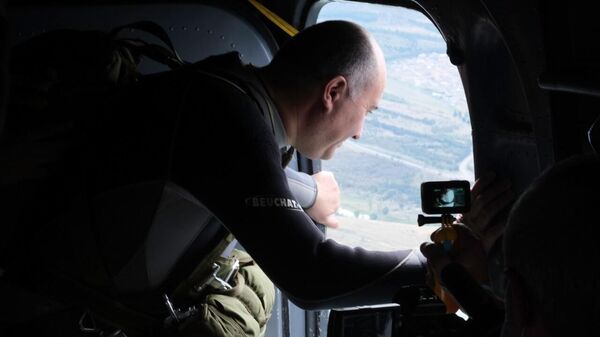 Министр обороны Грузии Джуаншер Бурчуладзе совершил прыжок с парашютом
 - Sputnik Грузия