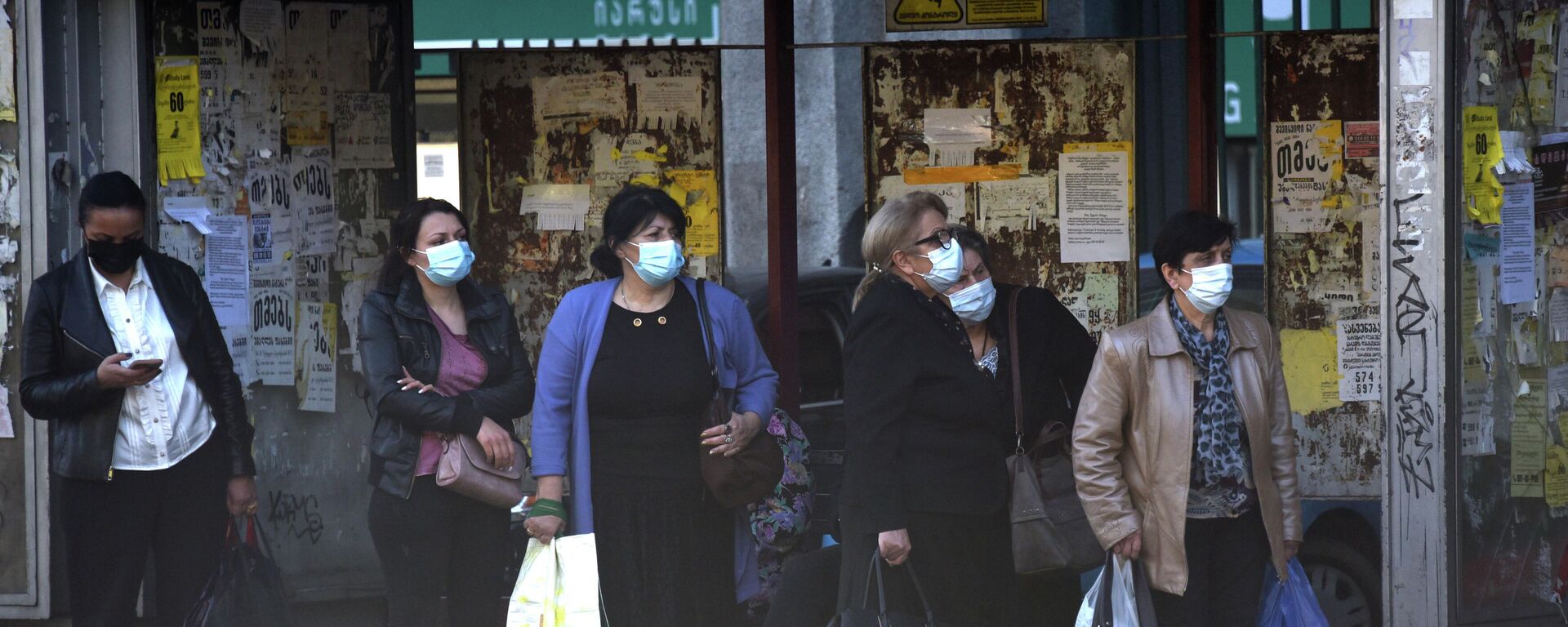 Эпидемия коронавируса - прохожие на улице в масках - Sputnik Грузия, 1920, 07.11.2021