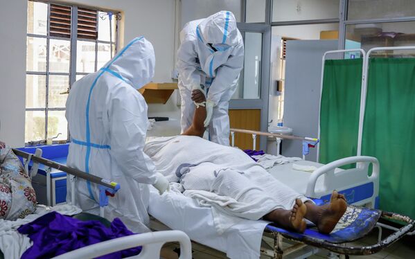 В больницах Кении напряженная ситуация. Медики тут спасают жизни каждый день. Но кого-то спасти не удается. - Sputnik Грузия