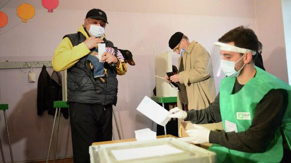 В Грузии начались выборы в местные органы власти - видео - Sputnik Грузия