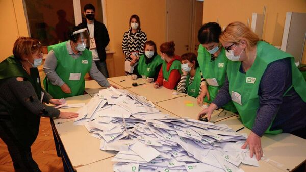 Местные выборы 2 октября - распечатывание избирательных урн и подсчет голосов - Sputnik Грузия