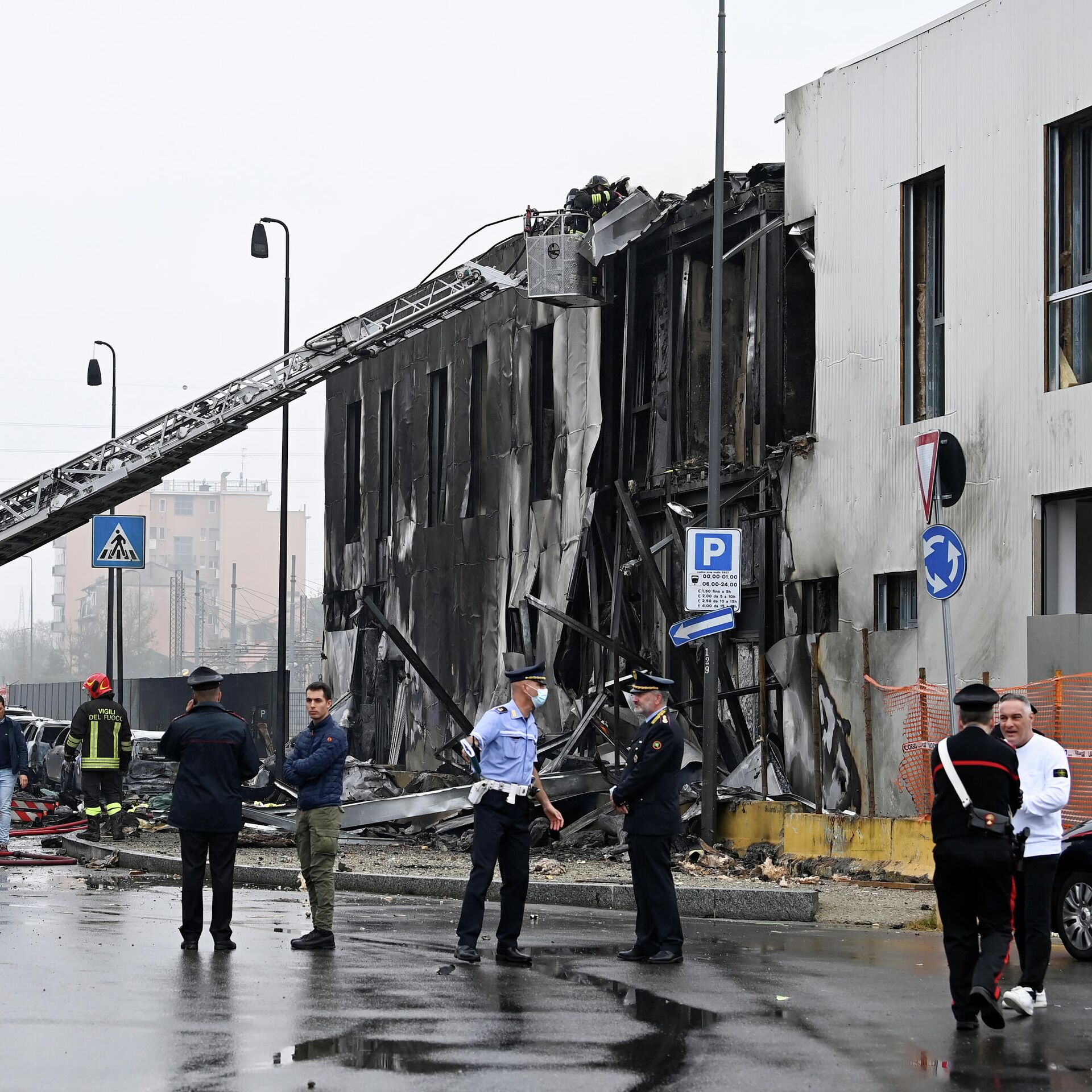 Модель разбилась в италии. Самолет врезался в здание. Падения Италия. Башня Пирелли в Милане катастрофа самолета.