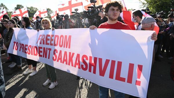 Акция протеста сторонников Саакашвили у Руставской тюрьмы 4 октября 2021 года - Sputnik Грузия
