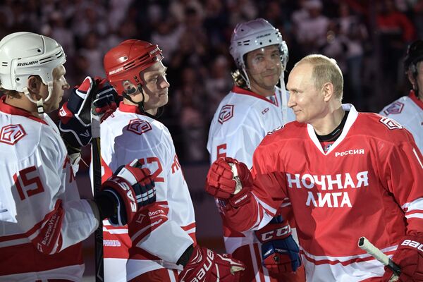  Владимир Путин принимает участие в гала-матче Ночной хоккейной лиги (НХЛ) в рамках VII Всероссийского фестиваля по хоккею среди любительских команд в ледовом дворце &quot;Большой&quot; в Сочи - Sputnik Грузия