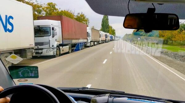 Сотни фур скопились на дороге к границе с Россией – видео
 - Sputnik Грузия