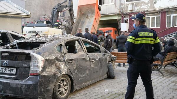 Фото с места обрушения подъезда жилого дома в Батуми. Разбитые машины и полиция - Sputnik Грузия