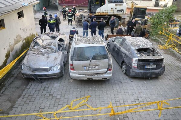 Когда здание обрушилось, обломками завалило и машины, припаркованные рядом со зданием.  - Sputnik Грузия