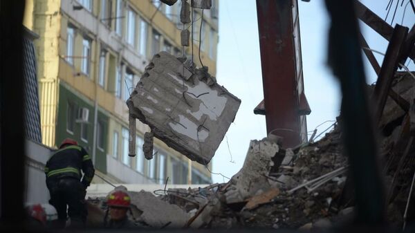 Фото с места обрушения подъезда жилого дома в Батуми. Разбор завалов из обломков здания - Sputnik Грузия