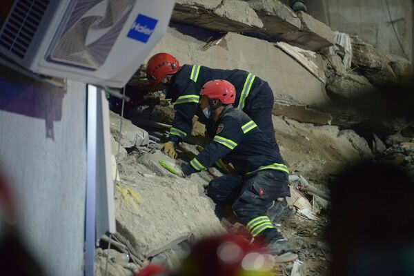 Под обломками здания спасателям удалось обнаружить живыми мужчину и женщину, которая позже скончалась.  - Sputnik Грузия