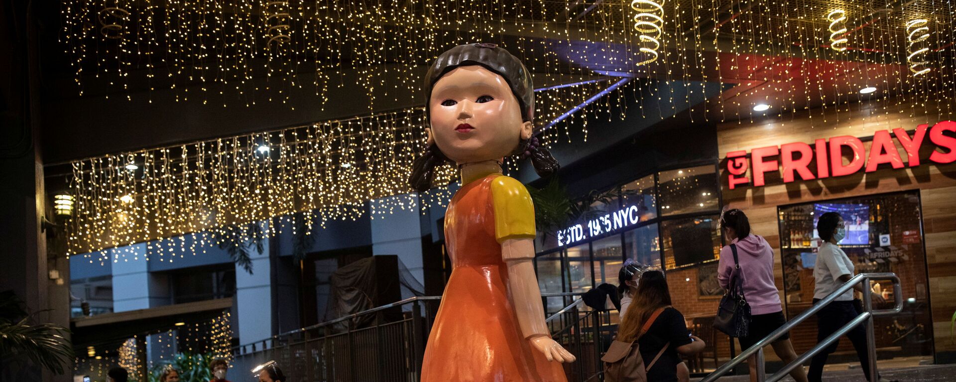 Кукла высотой 3 метра из сериала Netflix Игра в кальмара ​​возле торгового центра в Кесон-Сити, Филиппины - Sputnik საქართველო, 1920, 22.10.2021