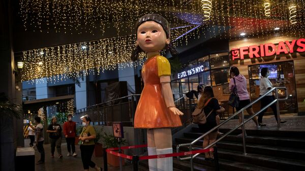 Кукла высотой 3 метра из сериала Netflix Игра в кальмара ​​возле торгового центра в Кесон-Сити, Филиппины - Sputnik Грузия