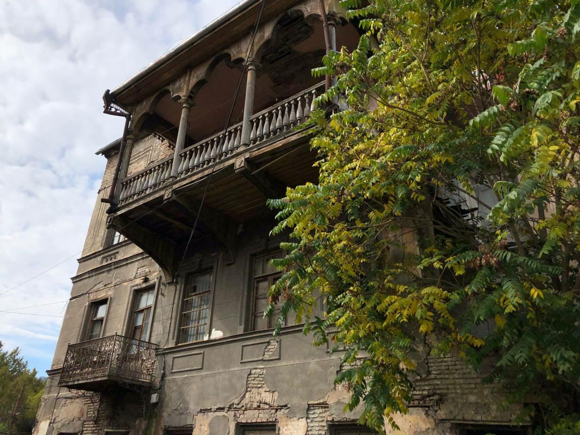 В столице Грузии обрушилась часть жилого дома, который имеет статус памятника культурного наследия
 - Sputnik Грузия, 1920, 18.10.2021