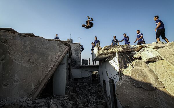 Снимок Паркур на руинах сирийского фотографа Мунеб Тайм, победивший в категории Спорт, одиночные фотографии конкурса имени Стенина  - Sputnik Грузия