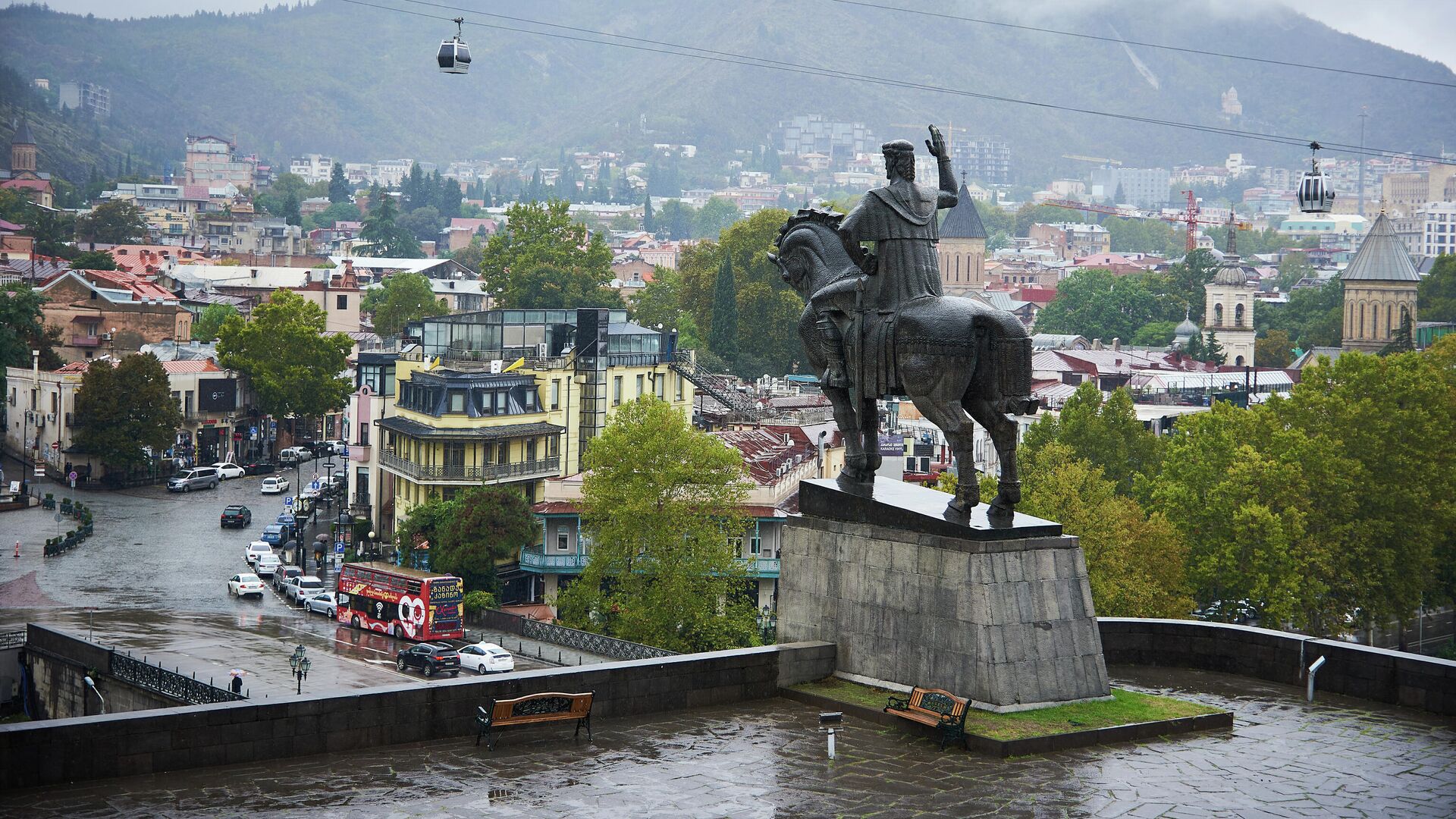 Вид на город Тбилиси в пасмурную погоду - Мтацминда и памятник Вахтангу Горгасали - Sputnik Грузия, 1920, 21.10.2021