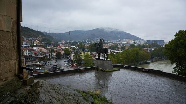 Вид на город Тбилиси в пасмурную погоду - Мтацминда и памятник Вахтангу Горгасали - Sputnik Грузия