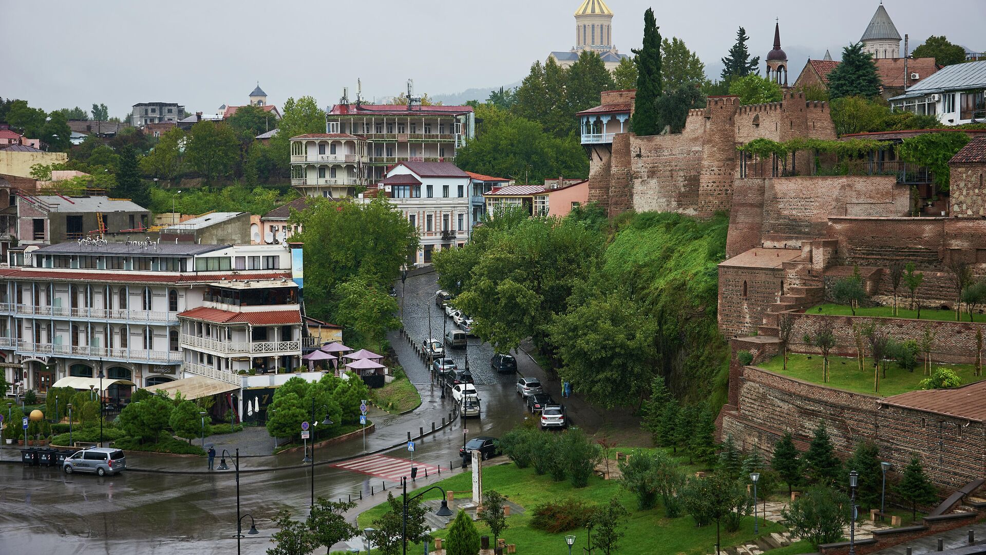Вид на город Тбилиси в пасмурную погоду - дворец царицы Дареджан - Sputnik Грузия, 1920, 14.11.2021